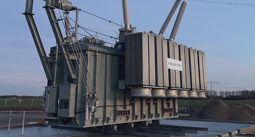 Mitarbeiter der SunFarmer GmbH nehmen Solaranlage nach Aufbau in Betrieb.
