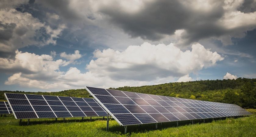 Photovoltaikanlage installiert auf landwirtschaftlichen Flächen sorgen für höhere Flächenerträge.