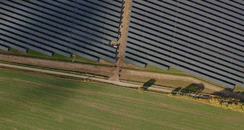 Mitarbeiter der SunFarmer GmbH nehmen Solaranlage nach Aufbau in Betrieb.