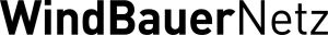 Mitarbeiter der SunFarmer GmbH nehmen Solaranlage nach Aufbau in Betrieb.